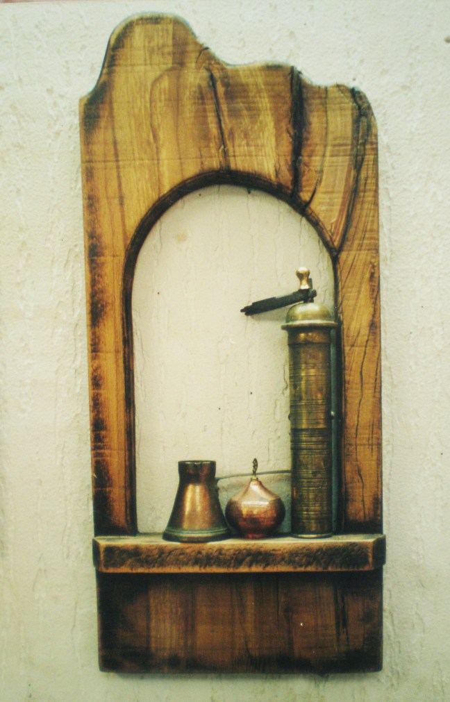 Kompozicija sa kahvenim mlinom, džezvom i šećerlukom